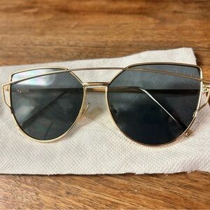 EUC Sunglasses 🕶 Gold Frame, dark mirrors